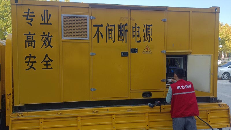 施甸柴油发电机组和UPS电源配合使用时，如何避免切换过程中的电力中断？